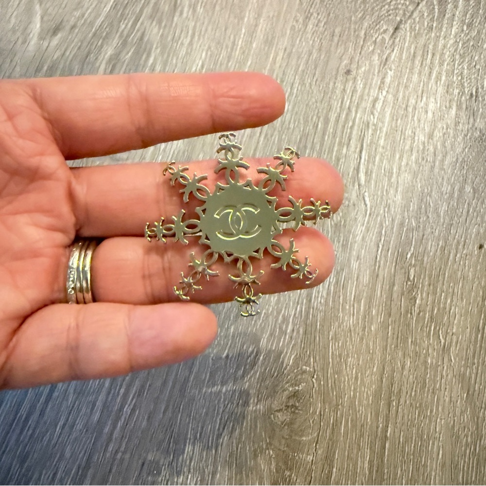 Chanel Beaute holiday 2014 VIP Gold metal CC logo Snowflake Brooch pin